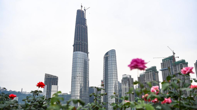 重慶陸海国際センター、メインタワー最上部の工事完了