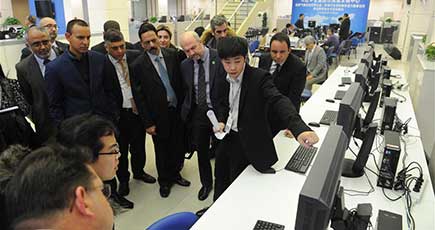 第１回BRICSメディアサミットに出席する来賓が新華通信社を見学