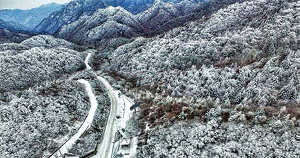 中国秦嶺の氷雪世界を空撮、水墨山水画のように絶美