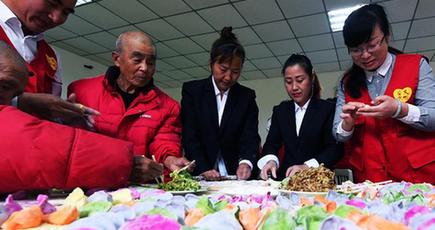 河北廊坊：餃子作りで重陽節を祝う