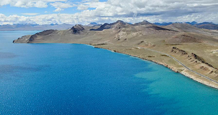 空から見たプモヨンツォ湖　チベット自治区