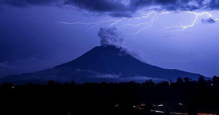 シナブン山を照らす稲妻　インドネシア