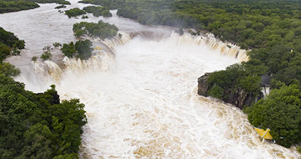 迫力満点、豪快に流れ落ちる鏡泊湖の吊水楼瀑布　黒竜江省