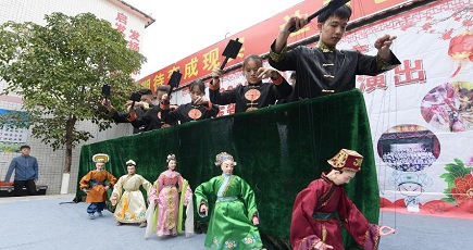 ネット依存などの青少年支援施設で人形劇　広東省梅州市