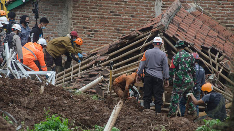 インドネシアで土砂崩れ　１１人死亡
