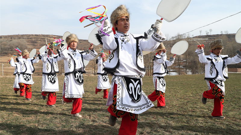 羌蕃鼓舞を踊って新年を迎える　甘粛省渭源県
