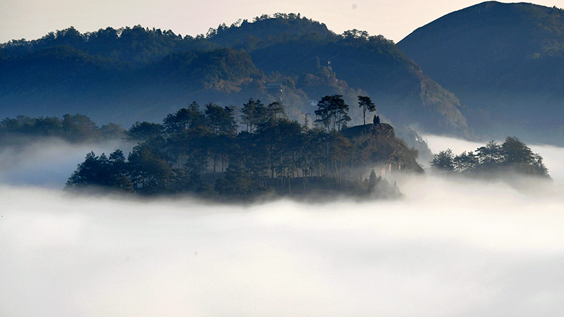 霧立ち込める幻想的な冬の武夷山　福建省