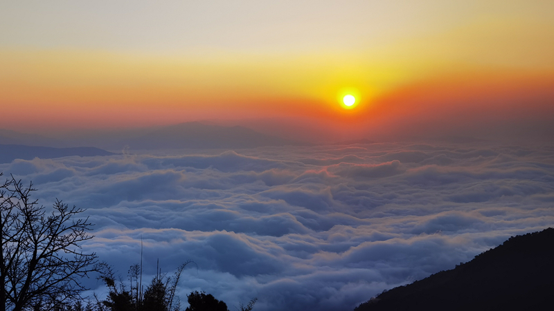 哀牢山の雲海と日の出　雲南省