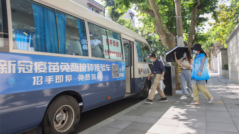 上海市でワクチン接種無料送迎車を導入　挙手で随時停車