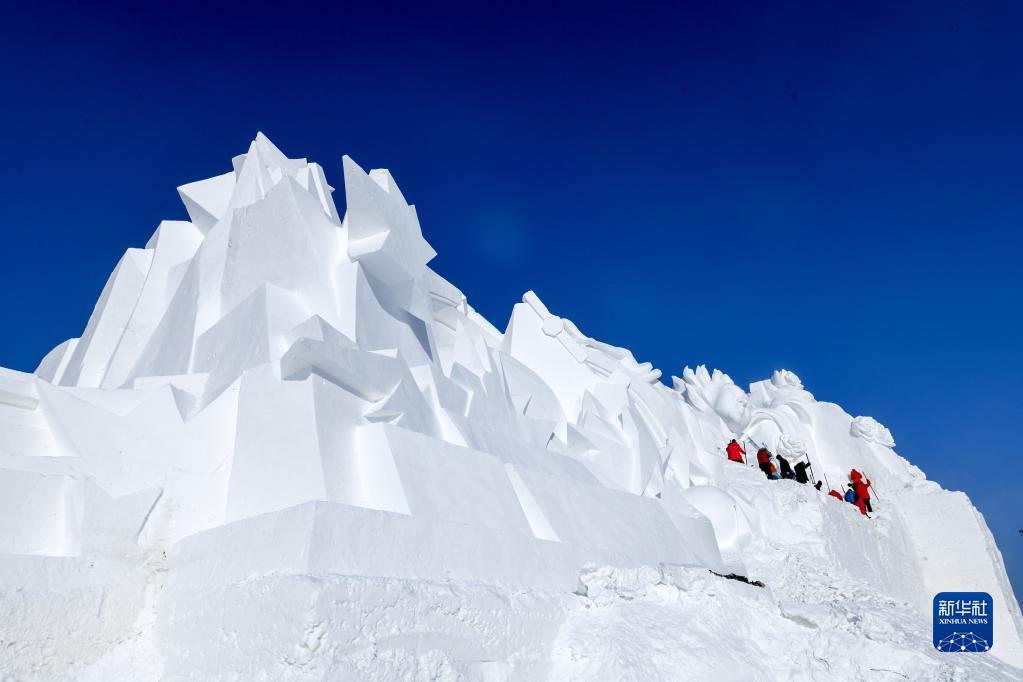 太陽島雪像博、大型作品の制作進む 黒竜江省ハルビン市