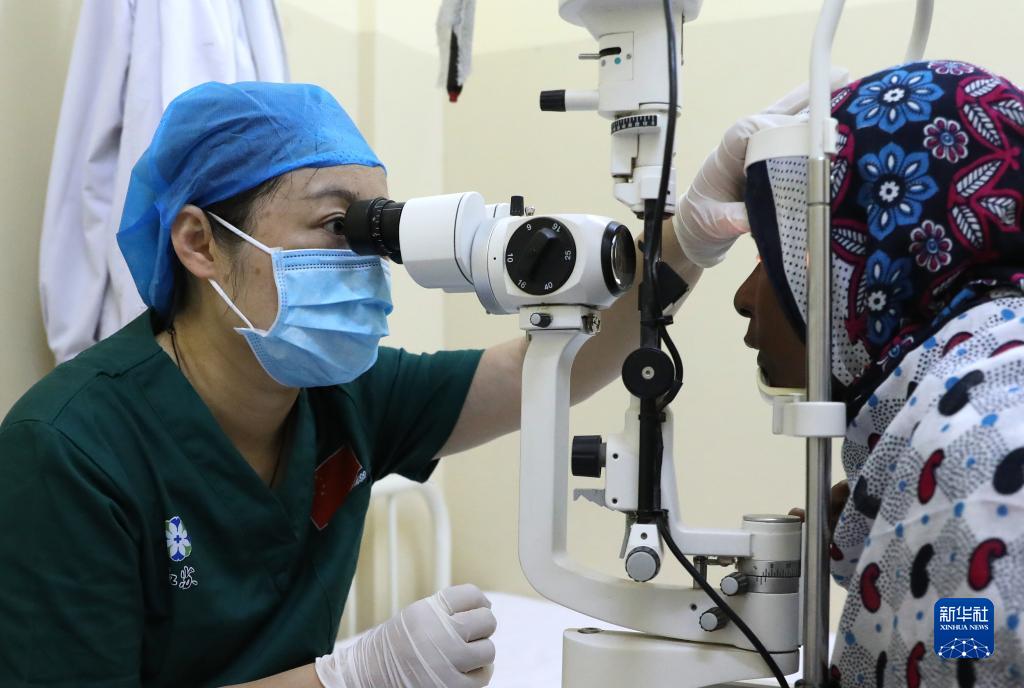 中国の眼科医、タンザニアで白内障患者を支援