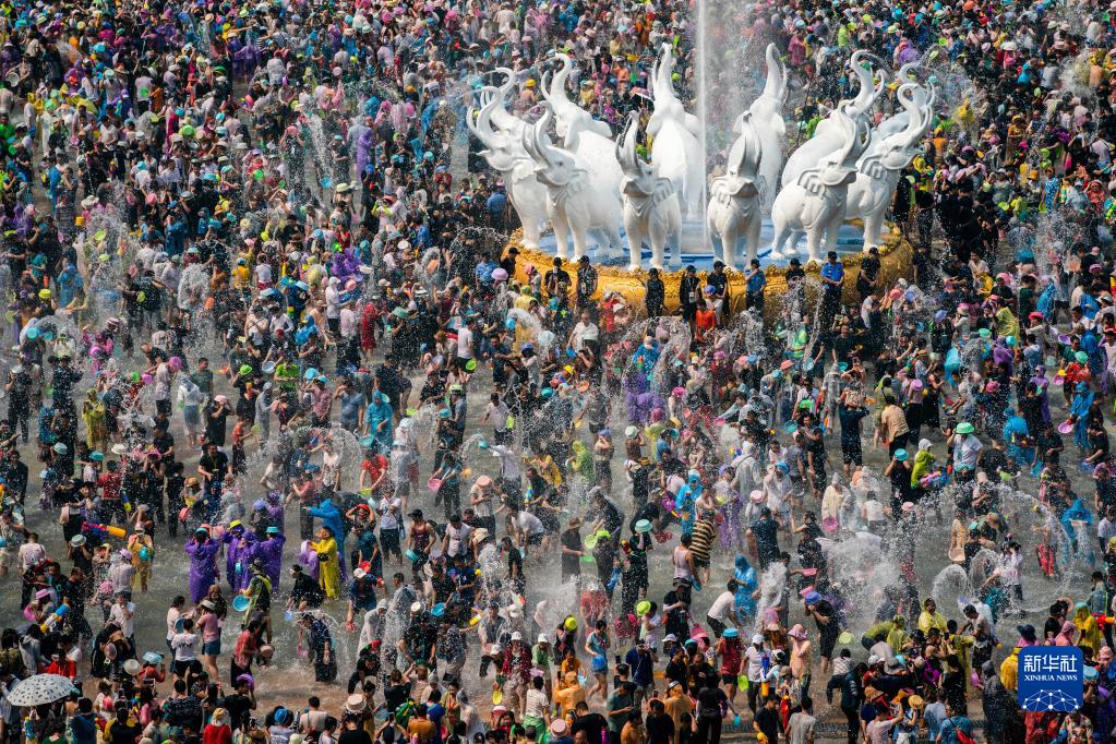 ダイ暦新年の水汲み儀式と水かけ祭り開催 中国雲南省