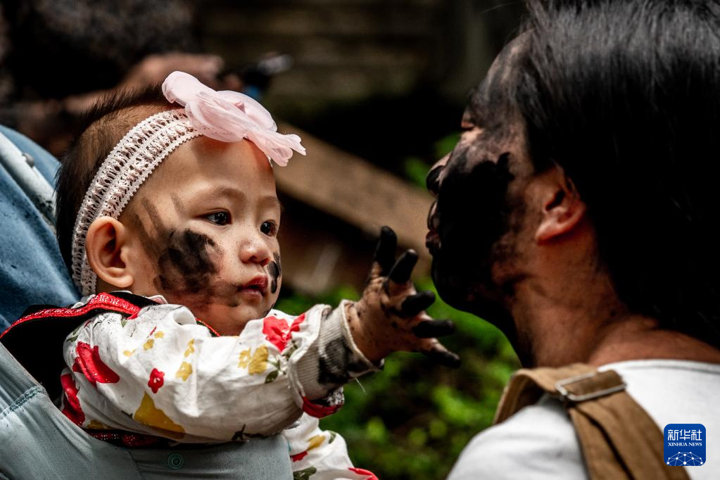 ハニ族の伝統行事「抹黒臉」　數萬人が熱狂　雲南省