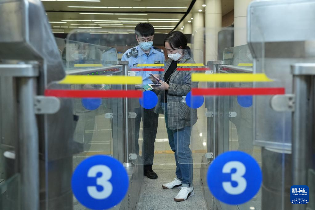 中国、出入境者の便宜図る「ファストレーン」再開