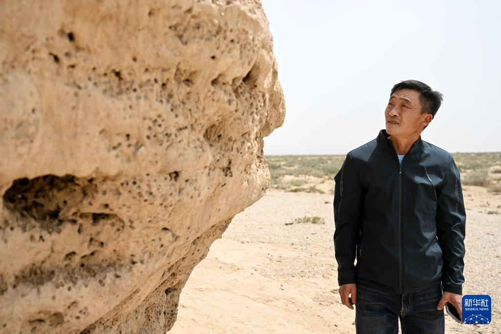 ゴビ砂漠で文化財保護に盡力する人々　內モンゴル自治區
