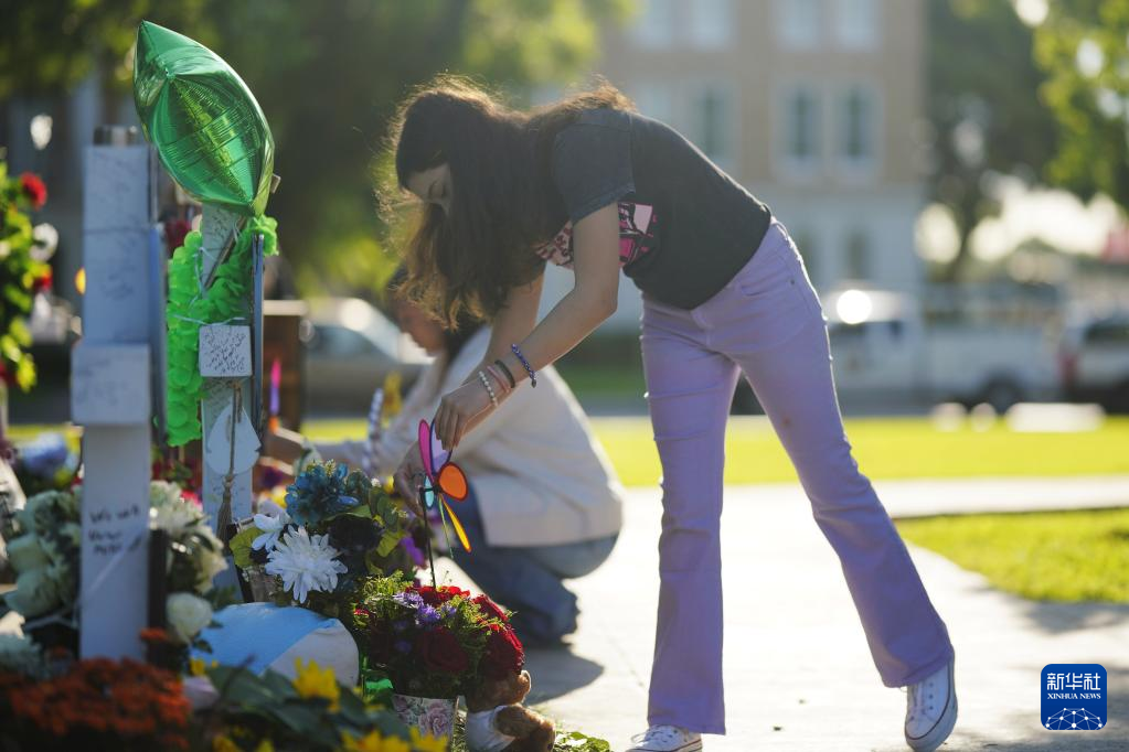 小学校銃乱射事件から１年、犠牲者を追悼　米テキサス州