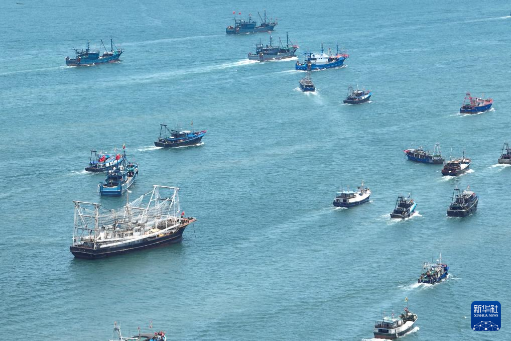 南中国海で漁解禁、漁船が出航 中国海南省