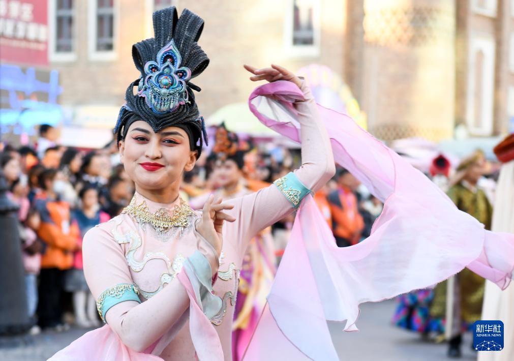 大バザールで歩行者天国オープン 中国新疆ウイグル自治区