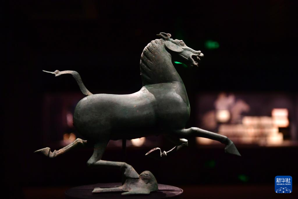 躍動する青銅器の傑作「銅奔馬」 中国甘粛省