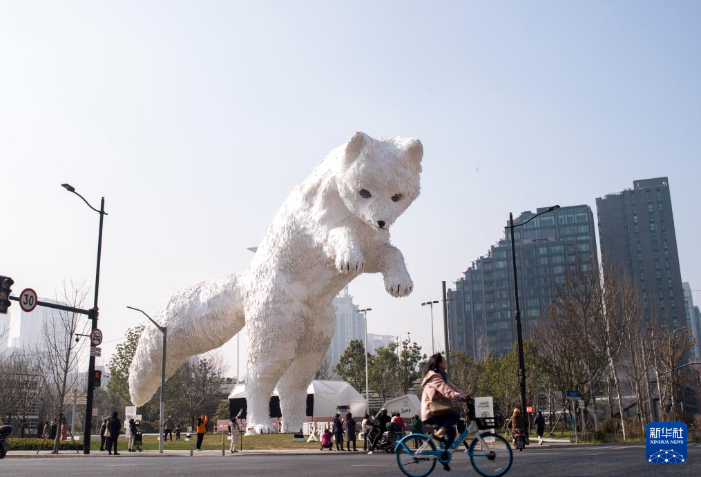 上海市にホッキョクギツネの巨大オブジェ登場