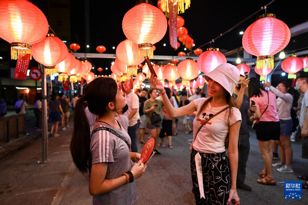 マレーシア・ペナン州で中国の旧正月を祝う縁日