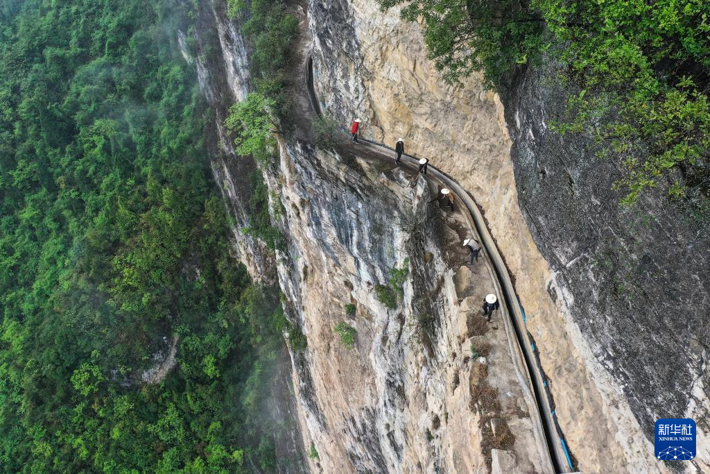 断崖絶壁の用水路、山村に水と富もたらす 貴州省畢節市