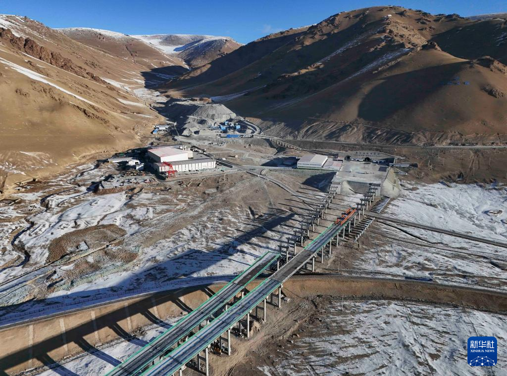 世界最長の高速道路トンネルが貫通 新疆ウイグル自治区