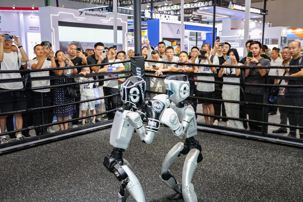 人型ロボット、世界スマート産業博で人気集める 中国・重慶市