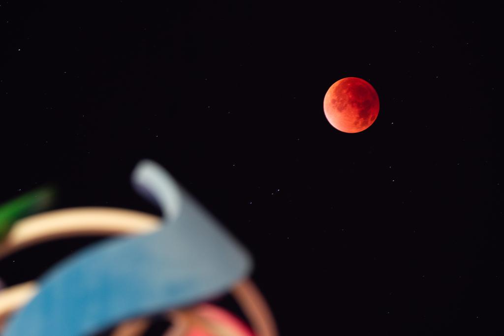 世界各地で皆既月食 夜空に赤い月