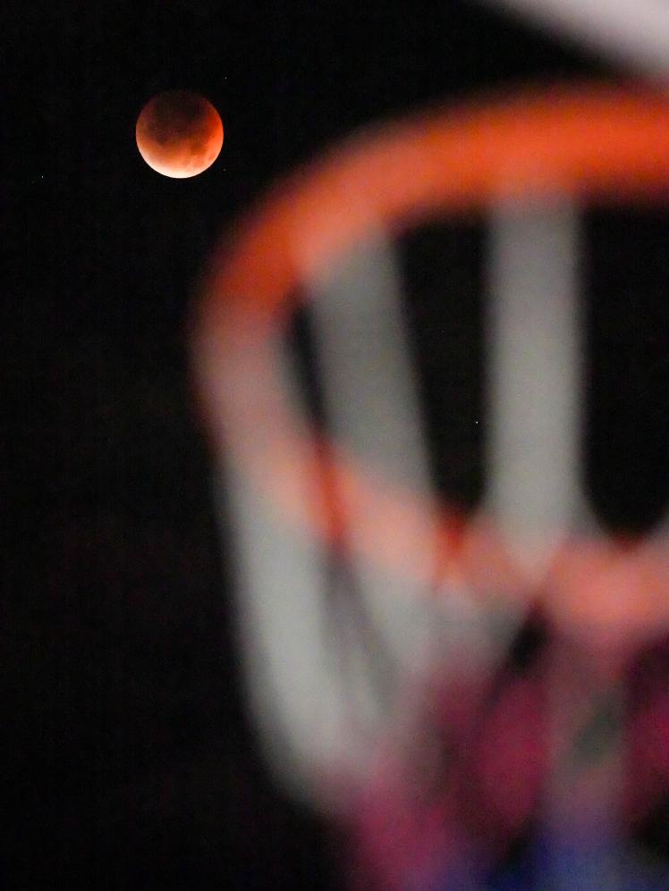 世界各地で皆既月食 夜空に赤い月