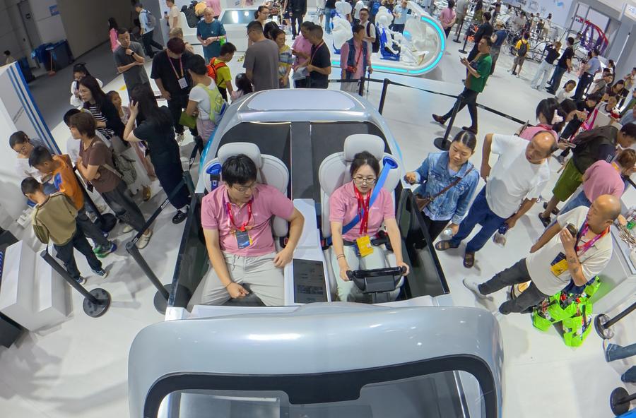 世界スマート産業博で注目を集めるコネクテッド新エネ車 中国重慶市