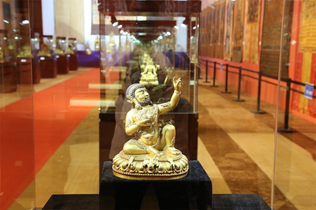 中国古美術・旧蔵蔵伝工芸 ・彫刻「蓮花生師匠」仏像・天然サザエ彫り・右旋法螺法器 中国古美術・旧蔵蔵伝工芸 ・彫刻「蓮花生師匠」仏像・天然