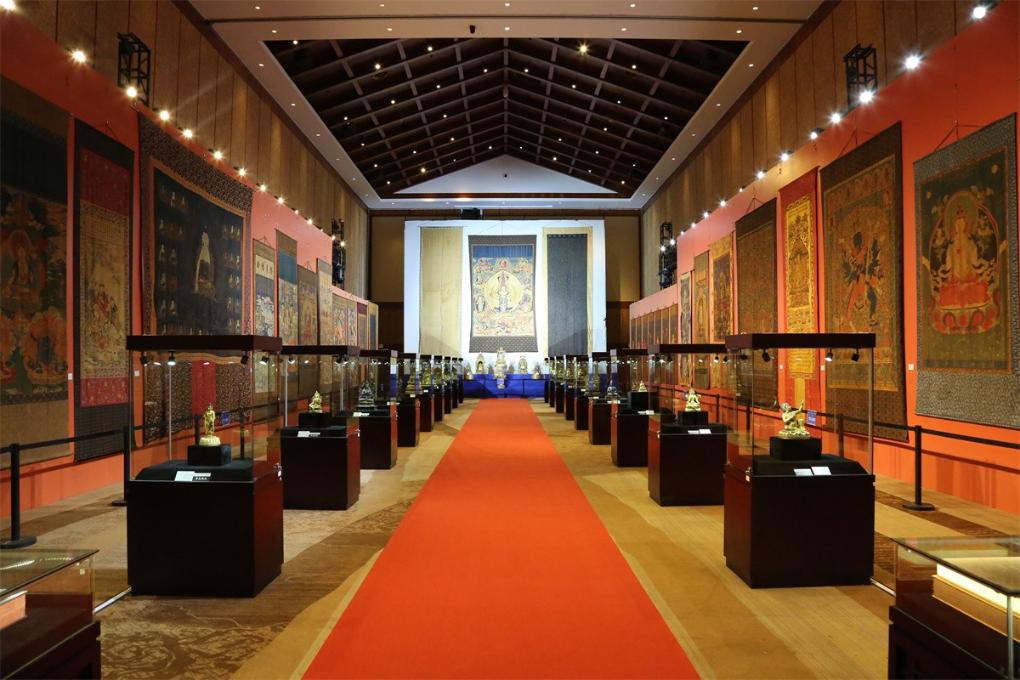 中国古美術・旧蔵蔵伝工芸 ・彫刻「蓮花生師匠」仏像・天然サザエ彫り・右旋法螺法器 悠久の美を伝えるタンカと仏像 李巍さんの所蔵品、三亜で公開