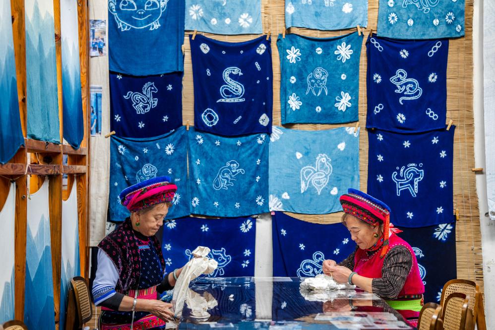 指先で紡がれる藍と白の世界、ぺー族の絞り染め 中国雲南省