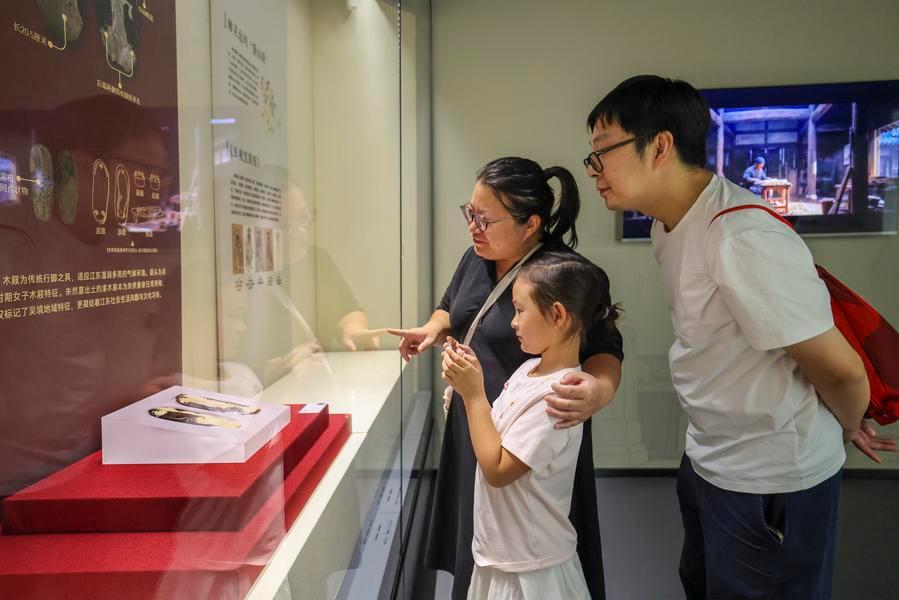 中国・朱然家族墓地博物館、三国時代の「漆下駄」を初公開