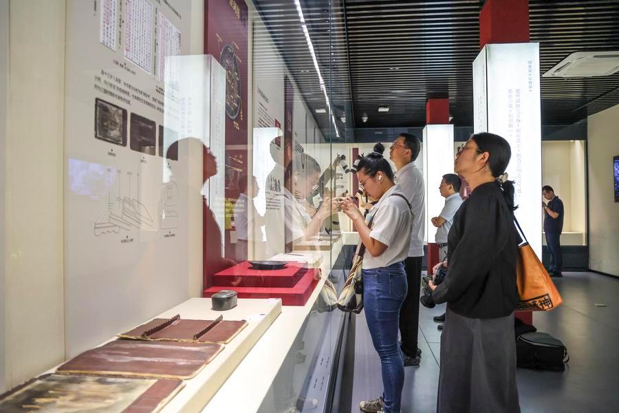 中国・朱然家族墓地博物館、三国時代の「漆下駄」を初公開
