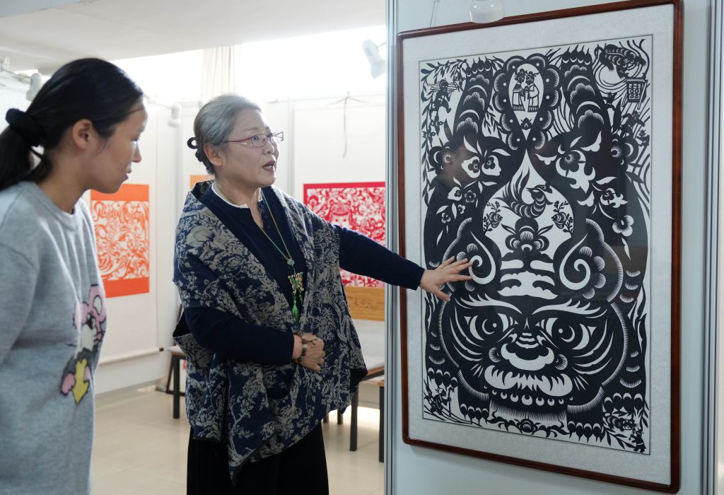 伝統の切り絵に新たな息吹 中国遼寧省「建平剪紙」